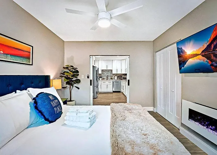 New Waterfront Tropic Oasis - Heated Pool, Canal, Dock, Air Hockey