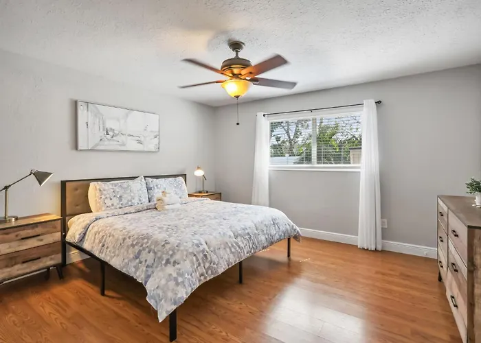 3Br 2Ba Heated Pool Home Pool Table Great Location